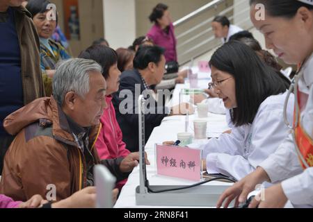 (151021) -- HUHHOT, 21 ottobre 2015 -- i medici dell'ospedale Popolare della Mongolia interna si sono offerti volontari per fornire consulenze mediche ed esami fisici per gli anziani a Huhhot, capitale della regione autonoma della Mongolia interna della Cina settentrionale, 21 ottobre 2015. La Cina segna il Chongyang Festival, la giornata cinese per gli anziani, il mercoledì e la gente esprime il proprio rispetto agli anziani attraverso vari modi. (wsw) CHINA-CHONGYANG FESTIVAL (CN) WangxJing PUBLICATIONxNOTxINxCHN Huhhot OCT 21 2015 medici dell'ospedale delle celebrità della Mongolia interna si sono offerti volontari per fornire consulenza medica ed Ex fisica Foto Stock