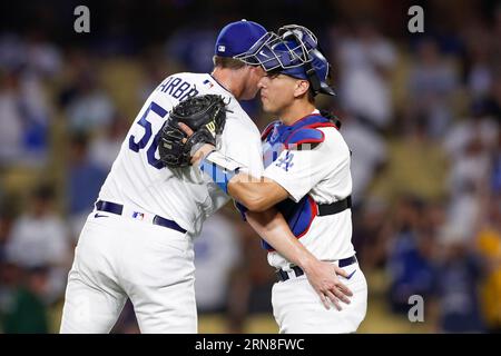 Il ricevitore dei Los Angeles Dodgers Austin Barnes (15) si congratula con il lanciatore di rilievo Ryan Yarbrough (56) dopo la vittoria della squadra durante una gara di stagione regolare Foto Stock