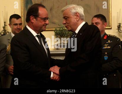 (151022) -- ATENE, 22 ottobre 2015 -- il presidente greco Prokopis Pavlopoulos (R, fronte) stringe la mano con la sua controparte francese Francois Hollande (L, fronte) durante una cerimonia al Palazzo Presidenziale di Atene, in Grecia, 22 ottobre 2015. Hollande ha iniziato una visita ufficiale di due giorni in Grecia giovedì, esprimendo un chiaro messaggio di sostegno agli sforzi per tirare il paese fuori dalla crisi del debito di sei anni e tornare sulla strada della crescita economica. ) GRECIA-ATENE-FRANCIA-PRESIDENTE-VISITA MariosxLolos PUBLICATIONxNOTxINxCHN Atene ottobre 22 2015 il presidente greco Prokopis Pavlopoulos r Front Shakes Hands with Foto Stock