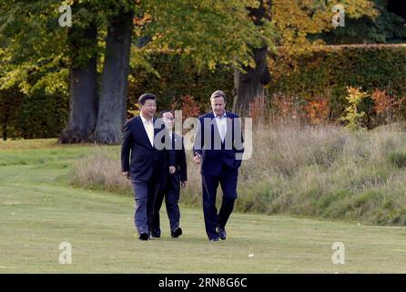 (151022) -- LONDRA, 22 ottobre 2015 -- il presidente cinese Xi Jinping e il primo ministro britannico David Cameron fanno una passeggiata al ritiro di campagna di quest'ultimo, Chequers, Britain, 22 ottobre 2015.) (Ry) BRITAIN-CHEQUERS-XI JINPING-CAMERON-MEETING JuxPeng PUBLICATIONxNOTxINxCHN Londra ottobre 22 2015 il presidente cinese Xi Jinping e i primi ministri britannici David Cameron fanno una passeggiata AL Country Retreat Checkers Britain ottobre 22 2015 Ry Britain Checkers Xi Jinping Cameron Meeting JuxPeng PUBLICATIONxNOTxINxCHN Foto Stock