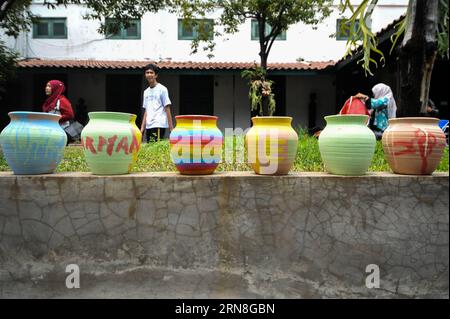 (151023) -- GIACARTA, 23 ottobre 2015 -- le caraffe di ceramica sono esposte al Museo della ceramica di Giacarta, Indonesia, 23 ottobre 2015. 70 bambini con esigenze particolari esprimono la loro creatività artistica decorando brocche. ) INDONESIA-GIACARTA-BAMBINI CON ESIGENZE SPECIALI-ESPRESSIONE ARTISTICA VerixSanovri PUBLICATIONxNOTxINxCHN Giacarta OCT 23 2015 caraffe in ceramica sono esposte AL Museo della ceramica di Giacarta Indonesia OCT 23 2015 70 bambini con esigenze speciali che spediscono la loro creatività ARTISTICA decorando caraffe Indonesia Jakarta bambini con espressioni artistiche speciali VerixSanovri PUBLICATIONxNOTxINxCHN Foto Stock