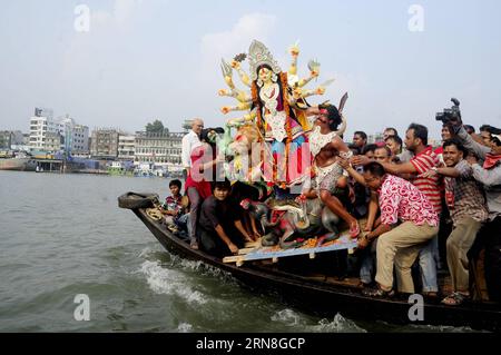 (151023) -- DHAKA, 23 ottobre 2015 -- i devoti indù del Bangladesh immergono un idolo della dea Durga nell'ultimo giorno del festival Durga Puja nel fiume Buriganga a Dacca, Bangladesh, 23 ottobre 2015. Durga Puja è il più grande festival indù che coinvolge il culto della dea Durga, che simboleggia il potere e il trionfo del bene sul male nella mitologia indù. BANGLADESH-DHAKA-DURGA PUJA-IMMERSION SharifulxIslam PUBLICATIONxNOTxINxCHN Dhaka 23 ottobre 2015 devoti indù bengalesi immergono una dea Durga Idol NEL Load Day del Durga Puja Festival nel fiume Buriganga a Dhaka Bangladesh 23 ottobre 2015 Durga Foto Stock