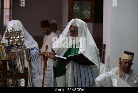 (151023) -- NABLUS, 23 ottobre 2015 -- Un membro dell'antica comunità samaritana prega in occasione della festa dei Tabernacoli Sukkot nel loro luogo più sacro sul monte Gerizim, nella città settentrionale della sponda occidentale di Nablus, il 22 ottobre 2015. La festa è iniziata il 21 ottobre e dura una settimana, commemorando l'esodo degli Israeliti dall'Egitto e il loro vagabondaggio nel deserto per quarant'anni prima di arrivare in terra Santa. MIDEAST-NABLUS-SAMARITAN AymanxNobani PUBLICATIONxNOTxINxCHN Nablus OCT 23 2015 un membro dell'antica Comunità samaritana prega in occasione della festa del Tabernacolo Foto Stock