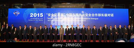 (151023) -- BEIJING, Oct. 23, 2015 -- Participants pose for a group photo during the Security for Prosperity China-ASEAN Ministerial Dialogue on Law Enforcement & Security Cooperation, in Beijing, capital of China, Oct. 23, 2015. ) (dhf) CHINA-BEIJING-CHINA-ASEAN SECURITY DIALOGUE (CN) ZhangxLing PUBLICATIONxNOTxINxCHN   Beijing OCT 23 2015 Participants Pose for a Group Photo during The Security for Prosperity China Asean Ministerial Dialogue ON Law Enforcement & Security Cooperation in Beijing Capital of China OCT 23 2015 DHF China Beijing China Asean Security Dialogue CN ZhangxLing PUBLICATI Foto Stock