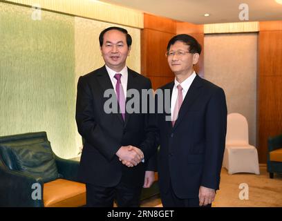 (151023) -- PECHINO, 23 ottobre 2015 -- Meng Jianzhu (R), capo della Commissione per gli affari politici e giuridici del Comitato centrale del Partito Comunista Cinese, incontra il ministro vietnamita della pubblica sicurezza Tran dai Quang per partecipare al dialogo ministeriale Cina-ASEAN sulla cooperazione in materia di applicazione della legge e di sicurezza, a Pechino, capitale della Cina, 23 ottobre 2015. )(mcg) CHINA-BEIJING-MENG JIANZHU-FOREIGN OFFICIALS-MEETING (CN) ZhangxLing PUBLICATIONxNOTxINxCHN Pechino OCT 23 2015 Meng Jianzhu r Capo della Commissione per gli affari politici e giuridici del Commi centrale del Partito Comunista Cinese Foto Stock