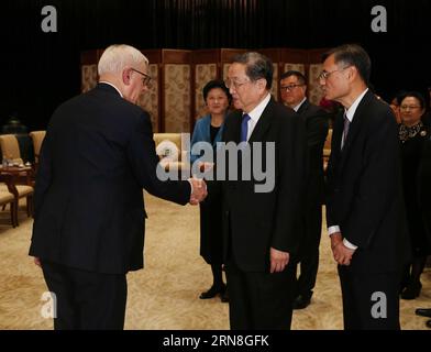(151023) -- PECHINO, 23 ottobre 2015 -- Yu Zhengsheng (C, fronte), presidente del Comitato Nazionale della Conferenza consultiva politica del popolo cinese, incontra i membri d'oltremare dell'Advisory Board della scuola di economia e gestione dell'Università di Tsinghua, a Pechino, capitale della Cina, 23 ottobre 2015. ) (dhf) CHINA-BEIJING-YU ZHENGSHENG-OVERSEAS ECONOMIC EXPERTS-MEETING (CN) LiuxWeibing PUBLICATIONxNOTxINxCHN Beijing OCT 23 2015 Yu Zheng Sheng C Front Presidente del Comitato Nazionale della Conferenza politica consultiva delle celebrità cinesi incontra i membri d'oltremare del Th Foto Stock