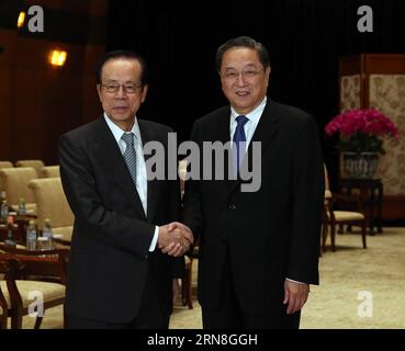 (151023) -- PECHINO, 23 ottobre 2015 -- Yu Zhengsheng (R), presidente del Comitato Nazionale della Conferenza consultiva politica del popolo cinese, stringe la mano all'ex primo ministro giapponese Yasuo Fukuda, che è qui per partecipare all'11° Forum Pechino-Tokyo, a Pechino, capitale della Cina, 23 ottobre 2015. )(mcg) CHINA-BEIJING-YU ZHENGSHENG-JAPANESE DELEGATION-MEETING (CN) LiuxWeibing PUBLICATIONxNOTxINxCHN Pechino OCT 23 2015 Yu Zheng Sheng r Presidente del Comitato Nazionale della Conferenza consultiva politica delle celebrità cinesi stringe la mano all'ex primo giapponese Foto Stock