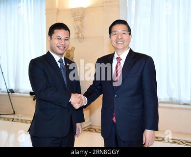 (151023) -- PECHINO, 23 ottobre 2015 -- il consigliere di Stato cinese e ministro della pubblica sicurezza Guo Shengkun (R) incontra il ministro degli interni Desmond Lee ti-Seng, che partecipa al dialogo ministeriale Cina-ASEAN sulla cooperazione tra forze dell'ordine e sicurezza, a Pechino, capitale della Cina, 23 ottobre 2015. )(mcg) CHINA-BEIJING-GUO SHENGKUN-FOREIGN OFFICIALS-MEETING (CN) ZhangxLing PUBLICATIONxNOTxINxCHN Pechino OCT 23 2015 Consiglieri di Stato cinesi e ministri della pubblica sicurezza Guo Shengkun r incontra i ministri anziani del Ministero dello Stato di Singapore o Foto Stock
