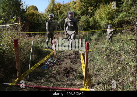 Un soldato lavora per deminare nel villaggio di Cifluk, vicino a Travnik, Bosnia-Erzegovina (BiH), il 23 ottobre 2015. Ci sono circa 130.000 mine terrestri non scoperte in BiH come risanamento della guerra in Bosnia degli anni '1990. La BiH prevede di finire i lavori di sminamento entro il 2019. ) BOSNIA ED ERZEGOVINA-TRAVNIK-SMINAMENTO HarisxMemija PUBLICATIONxNOTxINxCHN un soldato lavora per deminare nel villaggio vicino a Travnik Bosnia Erzegovina IL 23 ottobre 2015 ci sono circa 130 000 miniere di campagna non scoperte in BIH come a degli anni '1990 la Bosnia era BIH piano per terminare il lavoro di sminamento da 2019 Bosnia ed Erzegovina Travnik sminamento HarisxMemija PUBLICATIONxNOTxINxCH Foto Stock