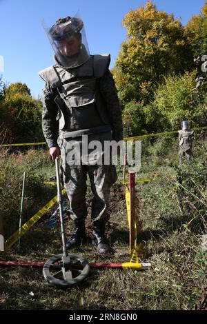 Un soldato lavora per deminare nel villaggio di Cifluk, vicino a Travnik, Bosnia-Erzegovina (BiH), il 23 ottobre 2015. Ci sono circa 130.000 mine terrestri non scoperte in BiH come risanamento della guerra in Bosnia degli anni '1990. La BiH prevede di finire i lavori di sminamento entro il 2019. ) BOSNIA ED ERZEGOVINA-TRAVNIK-SMINAMENTO HarisxMemija PUBLICATIONxNOTxINxCHN un soldato lavora per deminare nel villaggio vicino a Travnik Bosnia Erzegovina IL 23 ottobre 2015 ci sono circa 130 000 miniere di campagna non scoperte in BIH come a degli anni '1990 la Bosnia era BIH piano per terminare il lavoro di sminamento da 2019 Bosnia ed Erzegovina Travnik sminamento HarisxMemija PUBLICATIONxNOTxINxCH Foto Stock