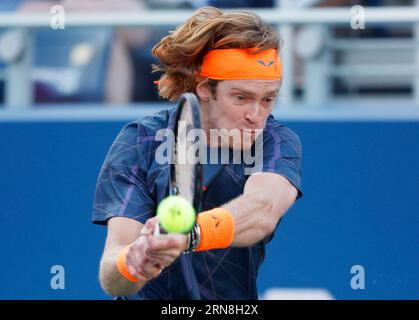 Flushing Meadow, dichiarato United. 31 agosto 2023. Andrey Rublev restituisce un pallone a Gael Monfils di Francia nel loro secondo turno in tribuna agli US Open Tennis Championships 2023 presso l'USTA Billie Jean King National Tennis Center giovedì 31 agosto 2023 a New York City. Foto di John Angelillo/UPI Credit: UPI/Alamy Live News Foto Stock