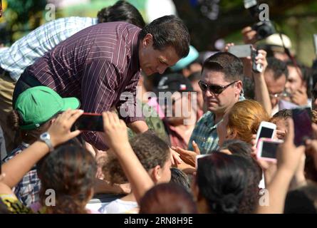 L'immagine fornita dalla Presidenza messicana mostra il Presidente messicano Enrique pena Nieto (L) salutare i residenti durante la sua visita al comune interessato dal passaggio dell'uragano Patricia di Armeria, stato di Colima, Messico, il 24 ottobre 2015. Secondo una dichiarazione, pena Nieto ha informato che non ci sono danni considerevoli in quanto la popolazione locale ha seguito gli allarmi e le raccomandazioni delle autorità di protezione civile, e che hanno diffuso l'allarme dell'uragano in tempo. Presidenza del Messico) (da) (fnc) MESSICO-COLIMA-POLITICS-PENA NIETO e MEXICO SxPRESIDENCY PUBLICATIONxNOTxINxCHN Image pro Foto Stock