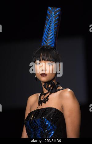 Una modella presenta una creazione dello stilista francese Jean Paul Gaultier durante l'evento di moda Dominicana Moda 2015 a Santo Domingo, Repubblica Dominicana, il 24 ottobre 2015. Fran Afonso) (rhj) REPUBBLICA DOMINICANA-SANTO DOMINGO-FASHION e FRANxAFONSO PUBLICATIONxNOTxINxCHN un modello presenta una creazione di designer francesi Jean Paul Gaultier durante l'evento di moda Dominicana Moda 2015 a Santo Domingo Repubblica Dominicana IL 24 ottobre 2015 Fran Afonso rhj Repubblica Dominicana Santo Domingo Fashion e FRANxAFONSO PUBLICATIONXNOTxINCHN Foto Stock