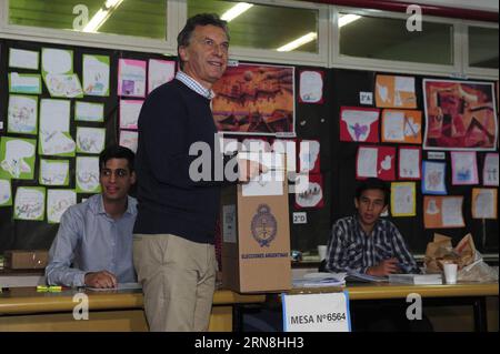 (151025) -- BUENOS AIRES, 25 ottobre 2015 -- il candidato presidenziale Mauricio Macri del partito conservatore Cambiemos (Let s Change) pronuncia il suo voto durante le elezioni generali in una sede elettorale nel quartiere di Palermo, nella città di Buenos Aires, Argentina, il 25 ottobre 2015. Le elezioni presidenziali sono iniziate domenica alle 8 del mattino, oltre 32 milioni di cittadini sono chiamati ai sondaggi in questo viaggio elettorale. Candelaria Lagos/) ARGENTINA-BUENOS AIRES-POLITICA-ELEZIONI TELAM PUBLICATIONxNOTxINxCHN Buenos Aires OCT 25 2015 candidato presidenziale Mauricio Macri del conservatore Let S Change Party CA Foto Stock