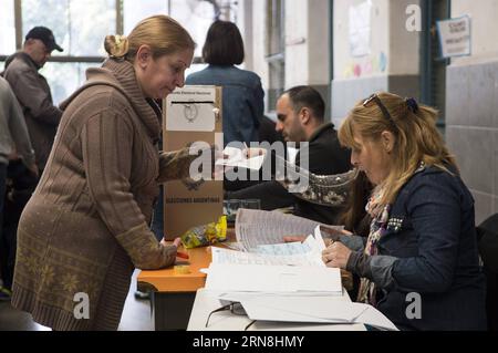 (151025) -- BUENOS AIRES, 25 ottobre 2015 -- Una donna riceve una busta per votare durante le elezioni generali in un collegio elettorale, nella città di Buenos Aires, Argentina, il 25 ottobre 2015. Le elezioni presidenziali sono iniziate domenica alle 8 del mattino. Oltre 32 milioni di cittadini sono chiamati ai sondaggi in questo viaggio elettorale. Le elezioni presidenziali sono iniziate domenica alle 8 del mattino e oltre 32 milioni di cittadini sono chiamati ai sondaggi in questo viaggio elettorale. Pablo Valora) (vf) (fnc) ARGENTINA-BUENOS AIRES-ELEZIONI PRESIDENZIALI e PABLOxVALORA PUBLICATIONxNOTxINxCHN Buenos Aires OCT 25 2015 una donna riceve Foto Stock