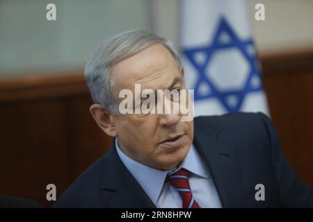 (151025) -- GERUSALEMME, 25 ottobre 2015 -- il primo ministro israeliano Benjamin Netanyahu si rivolge alla riunione settimanale del gabinetto nel suo ufficio a Gerusalemme, il 25 ottobre 2015. Sabato sera il primo ministro israeliano Benjamin Netanyahu ha promesso che il suo governo non cambierà lo status quo nel complesso della moschea di al-Aqsa, punto di infiammabilità di Gerusalemme Est. L'annuncio è arrivato dopo che il Segretario di Stato americano John Kerry ha detto che Israele e Giordania hanno concordato misure volte a ridurre le tensioni nel sito sacro, che hanno innescato una mortale ondata di violenza israelo-palestinese. (KY) MIDEAST-GERUSALEMME-ISRAELE-PM-AL-AQSA Foto Stock