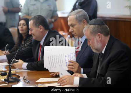 (151025) -- GERUSALEMME, 25 ottobre 2015 -- il primo ministro israeliano Benjamin Netanyahu (2nd R) partecipa alla riunione settimanale del gabinetto nel suo ufficio a Gerusalemme, il 25 ottobre 2015. Sabato sera il primo ministro israeliano Benjamin Netanyahu ha promesso che il suo governo non cambierà lo status quo nel complesso della moschea di al-Aqsa, punto di infiammabilità di Gerusalemme Est. L'annuncio è arrivato dopo che il Segretario di Stato americano John Kerry ha detto che Israele e Giordania hanno concordato misure volte a ridurre le tensioni nel sito sacro, che hanno innescato una mortale ondata di violenza israelo-palestinese. (KY) MIDEAST-GERUSALEMME-ISRAELE-PM-A. Foto Stock