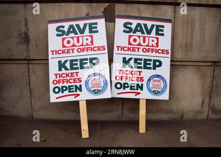 Londra, Regno Unito. 31 agosto 2023. I cartelli a sostegno delle biglietterie ferroviarie sono visibili durante la dimostrazione fuori Downing Street. I membri della RMT (Rail, Maritime and Transport Workers Union) e altri manifestanti marciarono dal Department for Transport a Downing Street, chiedendo al governo di fermare la chiusura delle biglietterie alle stazioni ferroviarie. Credito: SOPA Images Limited/Alamy Live News Foto Stock