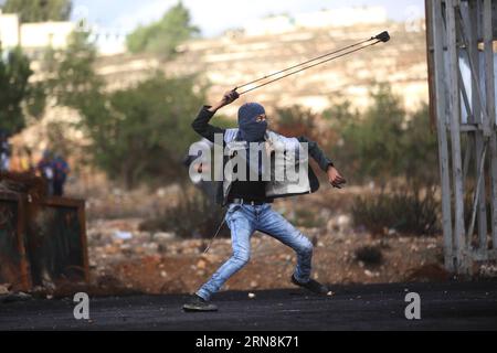 (151027) -- RAMALLAH, 27 ottobre 2015 -- Un manifestante palestinese usa una fionda per lanciare pietre contro i soldati israeliani, durante gli scontri a Beit El, alla periferia della città di Ramallah, in Cisgiordania, il 27 ottobre 2015. ) MIDEAST-RAMALLAH-CLASHES FadixArouri PUBLICATIONxNOTxINxCHN Ramallah OCT 27 2015 un manifestante PALESTINESE usa una fionda per lanciare pietre verso i soldati israeliani durante gli scontri a Beit El ALLA periferia della città di Ramallah IN CISGIORDANIA IL 27 2015 ottobre Mideast Ramallah si scontra con FadixArouri PUBLICATIONTxINXINXCHN Foto Stock