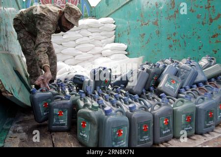 Un soldato pakistano carica merci per i sopravvissuti al terremoto in un elicottero dell'esercito nel nord-ovest del Pakistan a Peshawar, 27 ottobre 2015. Il governo pakistano, l'esercito e le organizzazioni di beneficenza hanno continuato gli sforzi di salvataggio martedì dopo che un potente terremoto di magnitudo 7,5 ha ucciso 350 persone nel paese e nel vicino Afghanistan lunedì. ) PAKISTAN-PESHAWAR-QUAKE-LAVORO DI SOCCORSO UmarxQayyum PUBLICATIONxNOTxINxCHN un soldato pakistano carica merci per i Survivor sismici in elicottero dell'esercito nel nord-ovest del Pakistan Peshawar OCT 27 2015 il governo pakistano esercito e organizzazioni di beneficenza Contin Foto Stock