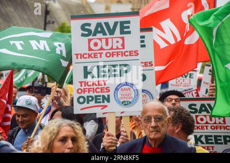 Londra, Regno Unito. 31 agosto 2023. Un manifestante tiene un cartello a sostegno delle biglietterie ferroviarie durante la manifestazione. I membri della RMT (Rail, Maritime and Transport Workers Union) e altri manifestanti marciarono dal Department for Transport a Downing Street, chiedendo al governo di fermare la chiusura delle biglietterie alle stazioni ferroviarie. (Foto di Vuk Valcic/SOPA Images/Sipa USA) credito: SIPA USA/Alamy Live News Foto Stock