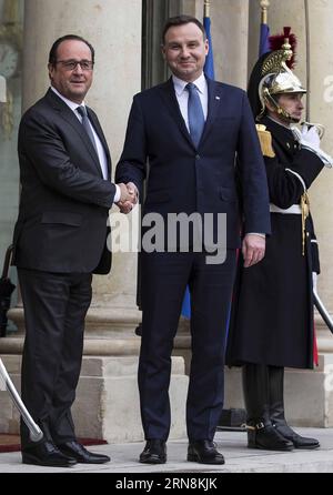 (151028) -- PARIGI, 28 ottobre 2015 -- il presidente polacco Andrzej Duda (C) è accolto dal presidente francese Francois Hollande (L) mentre arriva per una riunione al Palazzo dell'Elysee per una riunione, a Parigi, in Francia, 28 ottobre 2015. ) FRANCIA-PARIGI-POLONIA-HOLLANDE TheoxDuval PUBLICATIONxNOTxINxCHN Parigi ottobre 28 2015 il presidente polacco Andrzej Duda C È ACCOLTO dal presidente francese Francois Hollande l mentre arriva per un incontro AL Palazzo Elysee per un incontro a Parigi Francia ottobre 28 2015 Francia Parigi Polonia Hollande TheoxDuval PUBLICATIONxNOTxINxCHN Foto Stock