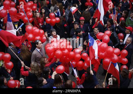 SANTIAGO, 28 ott. 2015 -- dipendenti dell'Associazione Nazionale dei dipendenti del Registro civile e identificazione (ANERCICH, per il suo acronimo in spagnolo), tengono dei palloni prima di partecipare a una marcia durante un arresto di lavoro di 30 giorni da parte di ANERCICH, a causa del mancato rispetto delle richieste della direzione dei bilanci (DIPRES, per il suo acronimo in spagnolo), a Santiago, Cile, 28 ottobre 2015. Pablo Rojas Madariaga/AGENCIAUNO) (jp) (ah) CILE-SANTIAGO-SOCIETY-MARCH e AGENCIAxUNO PUBLICATIONxNOTxINxCHN Santiago OCT 28 2015 dipendenti dell'Associazione Nazionale dei dipendenti del Registro civile e degli identi Foto Stock