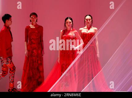 (151029) -- PECHINO, 29 ottobre 2015 -- Models presentano creazioni progettate da Garywat Qu durante la China Fashion Week a Pechino, capitale della Cina, 29 ottobre 2015. ) (Yxb) CINA-PECHINO-SETTIMANA DELLA MODA (CN) ChenxJianli PUBLICATIONxNOTxINxCHN Pechino ottobre 29 2015 i modelli presentano creazioni progettate da Garywat Qu durante la China Fashion Week a Pechino capitale della Cina ottobre 29 2015 yxb China Beijing Fashion Week CN ChenxJianli PUBLICATIONxNOTxINxCHN Foto Stock