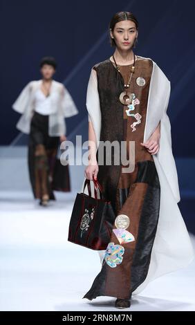 (151029) -- PECHINO, 29 ottobre 2015 -- Un modello presenta una creazione disegnata da Garywat Qu durante la China Fashion Week a Pechino, capitale della Cina, 29 ottobre 2015. ) (Yxb) SETTIMANA DELLA MODA CINA-PECHINO (CN) ChenxJianli PUBLICATIONxNOTxINxCHN Pechino ottobre 29 2015 un modello presenta una creazione progettata da Garywat Qu durante la China Fashion Week a Pechino capitale della Cina ottobre 29 2015 yxb China Beijing Fashion Week CN ChenxJianli PUBLICATIONxNOTxINxCHN Foto Stock