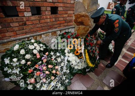 (151029) - BOGOTÀ, 29 ottobre 2015 - Un ufficiale militare posa una corona durante un funerale dei soldati uccisi dall'Esercito di Liberazione Nazionale (ELN) a Bogotà, capitale della Colombia, 29 ottobre 2015. Undici soldati colombiani e un ufficiale di polizia che sorvegliava le elezioni locali sono stati uccisi in un'imboscata presumibilmente da membri del gruppo ribelle di sinistra ELN, è riportato lunedì. Jhon Paz) (jg) (ah) COLOMBIA-BOGOTA-MILITARY-FUNERAL e Jhonpaz PUBLICATIONxNOTxINxCHN Bogota OCT 29 2015 un ufficiale militare posa una corona durante un funerale dei soldati UCCISI dall'ELN dell'Esercito di Liberazione Nazionale a Bo Foto Stock