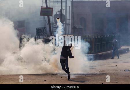 Un manifestante musulmano del Kashmir lancia un guscio esploso di fumo lacrimogeno contro la polizia indiana e le truppe paramilitari (invisibili) durante una protesta a Srinagar, capitale estiva del Kashmir controllato dagli indiani, il 30 ottobre 2015. I manifestanti musulmani del Kashmir si scontrano con la polizia indiana e le truppe paramilitari dopo le preghiere del venerdì per l'uccisione di Abu Qasim, un comandante militante di alto livello in capo a Lashkar-e-Toiba (Let) nel restive Kashmir controllato dagli indiani. ) SCELTE SETTIMANALI DI FOTO XINHUA JavedxDar PUBLICATIONxNOTxINxCHN un manifestante musulmano Kashmiri lancia a Tear Smoke Shell esploso ALLA polizia indiana e ai paramili Foto Stock