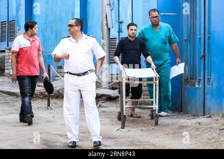 (151101) -- CAIRO, 1 novembre 2015 -- poliziotto e medici egiziani si preparano a trasferire i corpi delle vittime di incidenti aerei fuori dalla Morgue di Zenhoum del Cairo, Egitto, il 1 novembre 2015. Gli investigatori egiziani e internazionali domenica hanno iniziato a sondare le ragioni di un aereo passeggeri russo che si è schiantato nella penisola del Sinai in Egitto sabato, hanno riferito i media di stato. ) EGITTO-RUSSIA-INCIDENTE AEREO SamerxAbdallah PUBLICATIONxNOTxINxCHN Cairo 1 novembre 2015 poliziotto egiziano e medici si preparano a trasferire corpi di vittime di incidenti aerei fuori dall'obitorio del Cairo Egitto IL 1 novembre 2015 egiziano e internazionale Foto Stock