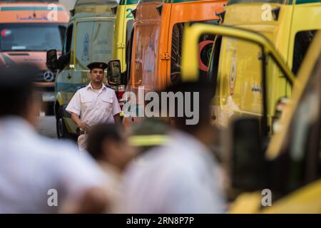 (151101) -- CAIRO, 1 novembre 2015 -- poliziotti e medici egiziani sono in attesa fuori dalla Morgue di Zenhoum del Cairo, dove i corpi delle vittime di incidenti aerei russi sono immagazzinati, in Egitto, il 1 novembre 2015. Alcuni corpi recuperati delle vittime di incidenti aerei russi saranno trasferiti di nuovo in Russia dal Cairo domenica. ) EGITTO-CAIRO-RUSSIA-INCIDENTE AEREO PanxChaoyue PUBLICATIONxNOTxINxCHN Cairo 1 novembre 2015 poliziotti egiziani e medici stanno a guardare fuori dall'obitorio del Cairo dove i corpi delle vittime di incidenti aerei russi sono immagazzinati in Egitto IL 1 novembre 2015 alcuni corpi recuperati delle vittime di incidenti aerei russi saranno tra Foto Stock