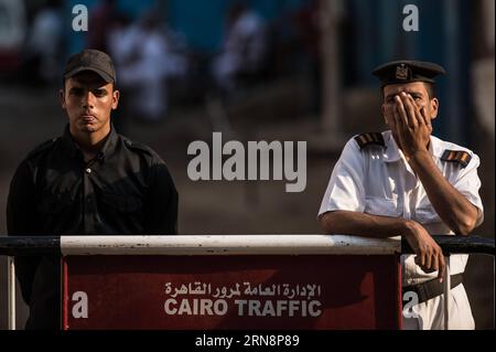 (151101) -- CAIRO, 1 novembre 2015 -- i poliziotti egiziani stanno di guardia davanti alla Morgue di Zenhoum del Cairo, dove i corpi delle vittime di incidenti aerei russi sono immagazzinati, in Egitto, il 1 novembre 2015. Alcuni corpi recuperati delle vittime di incidenti aerei russi saranno trasferiti di nuovo in Russia dal Cairo domenica. ) EGITTO-CAIRO-RUSSIA-INCIDENTE AEREO PanxChaoyue PUBLICATIONxNOTxINxCHN Flugzeugabsturz a Ägypten: Überführung der Opfer Cairo 1 novembre 2015 poliziotti egiziani stanno di guardia all'obitorio del Cairo dove i corpi delle vittime di incidenti aerei russi sono immagazzinati in Egitto IL 1 novembre 2015 alcuni corpi recuperati di russi Foto Stock