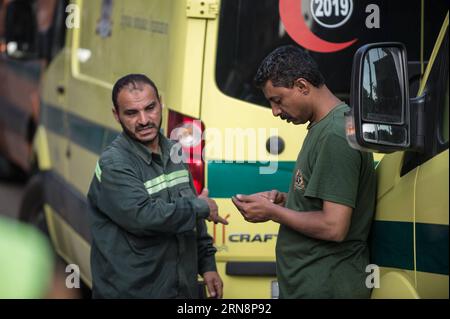(151101) -- CAIRO, 1 novembre 2015 -- i medici egiziani sono in attesa fuori dalla Morgue di Zenhoum del Cairo, dove i corpi delle vittime di incidenti aerei russi sono immagazzinati, in Egitto, il 1 novembre 2015. Alcuni corpi recuperati delle vittime di incidenti aerei russi saranno trasferiti di nuovo in Russia dal Cairo domenica. ) EGITTO-CAIRO-RUSSIA-INCIDENTE AEREO PanxChaoyue PUBLICATIONxNOTxINxCHN Cairo 1 novembre 2015 i medici egiziani sono in attesa fuori dall'obitorio del Cairo dove i corpi delle vittime di incidente aereo russo sono immagazzinati in Egitto IL 1 novembre 2015 alcuni corpi recuperati delle vittime di incidente aereo russo saranno trasferiti in Russia da Foto Stock