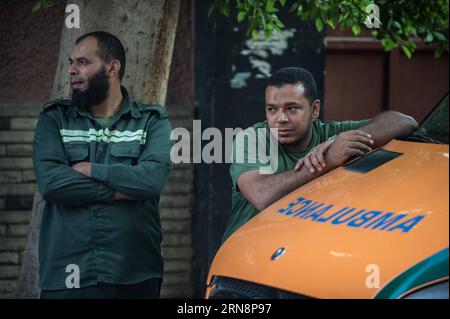 (151101) -- CAIRO, 1 novembre 2015 -- i medici egiziani sono in attesa fuori dalla Morgue di Zenhoum del Cairo, dove i corpi delle vittime di incidenti aerei russi sono immagazzinati, in Egitto, il 1 novembre 2015. Alcuni corpi recuperati delle vittime di incidenti aerei russi saranno trasferiti di nuovo in Russia dal Cairo domenica. ) EGITTO-CAIRO-RUSSIA-INCIDENTE AEREO PanxChaoyue PUBLICATIONxNOTxINxCHN Cairo 1 novembre 2015 i medici egiziani sono in attesa fuori dall'obitorio del Cairo dove i corpi delle vittime di incidente aereo russo sono immagazzinati in Egitto IL 1 novembre 2015 alcuni corpi recuperati delle vittime di incidente aereo russo saranno trasferiti in Russia da Foto Stock