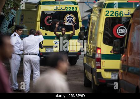(151101) -- CAIRO, 1 novembre 2015 -- poliziotti e medici egiziani si trovano all'esterno della Morgue di Zenhoum del Cairo, dove i corpi delle vittime di incidenti aerei russi sono immagazzinati, in Egitto, il 1 novembre 2015. Alcuni corpi recuperati delle vittime di incidenti aerei russi saranno trasferiti di nuovo in Russia dal Cairo domenica. ) EGITTO-CAIRO-RUSSIA-INCIDENTE AEREO PanxChaoyue PUBLICATIONxNOTxINxCHN Flugzeugabsturz a Ägypten: Überführung der Opfer Cairo 1 novembre 2015 poliziotti e medici egiziani si trovano fuori dall'obitorio del Cairo dove i corpi delle vittime di incidenti aerei russi sono immagazzinati in Egitto IL 1 novembre 2015 alcuni hanno recuperato Bodie Foto Stock