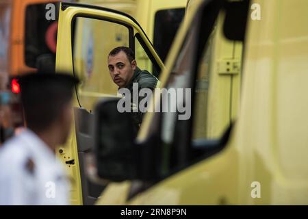 (151101) -- CAIRO, 1 novembre 2015 -- poliziotti e medici egiziani sono in attesa fuori dalla Morgue di Zenhoum del Cairo, dove i corpi delle vittime di incidenti aerei russi sono immagazzinati, in Egitto, il 1 novembre 2015. Alcuni corpi recuperati delle vittime di incidenti aerei russi saranno trasferiti di nuovo in Russia dal Cairo domenica. ) EGITTO-CAIRO-RUSSIA-INCIDENTE AEREO PanxChaoyue PUBLICATIONxNOTxINxCHN Cairo 1 novembre 2015 poliziotti egiziani e medici stanno a guardare fuori dall'obitorio del Cairo dove i corpi delle vittime di incidenti aerei russi sono immagazzinati in Egitto IL 1 novembre 2015 alcuni corpi recuperati delle vittime di incidenti aerei russi saranno tra Foto Stock