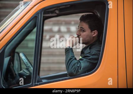 (151101) -- CAIRO, 1 novembre 2015 -- un medico egiziano si trova all'esterno della Morgue di Zenhoum del Cairo, dove i corpi delle vittime di incidenti aerei russi sono immagazzinati, in Egitto, il 1 novembre 2015. Alcuni corpi recuperati delle vittime di incidenti aerei russi saranno trasferiti di nuovo in Russia dal Cairo domenica. ) EGITTO-CAIRO-RUSSIA-INCIDENTE AEREO PanxChaoyue PUBLICATIONxNOTxINxCHN Cairo 1 novembre 2015 agli stand egiziani di medicina fuori dall'obitorio del Cairo dove i corpi delle vittime di incidente aereo russo sono immagazzinati in Egitto IL 1 novembre 2015 alcuni corpi recuperati delle vittime di incidente aereo russo saranno trasferiti di nuovo a russi Foto Stock