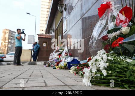 (151101) -- CAIRO, 1 novembre 2015 -- i fiori sono visti deposti dai lutti per rendere omaggio alle vittime dell'incidente aereo di fronte all'ambasciata russa al Cairo, in Egitto, 1 novembre 2015. Gli investigatori egiziani e internazionali di domenica hanno iniziato a sondare le ragioni dell'aereo russo che si è schiantato nella penisola egiziana del Sinai sabato, che ha ucciso tutti i 224 a bordo. ) EGITTO-CAIRO-RUSSIA-INCIDENTE AEREO-LUTTO CuixXinyu PUBLICATIONxNOTxINxCHN Cairo 1 novembre 2015 Fiori sono laghi posati da Morne per rendere omaggio alle vittime dell'incidente aereo di fronte all'ambasciata russa al Cairo Egitto 1 novembre 2015 Egiziano e Int Foto Stock