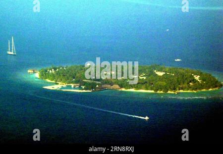 (151104) -- PECHINO, 4 novembre 2015 -- questa fotografia scattata l'8 gennaio 2005 mostra una vista aerea di un'isola delle Maldive. Il presidente delle Maldive Abdulla Yameen ha dichiarato lo stato di emergenza il 4 novembre 2015. ) MALDIVES-POLITICS-FILE WangxXiaochuan PUBLICATIONxNOTxINxCHN Pechino Nov 4 2015 questa foto scattata L'8 gennaio 2005 mostra alla vista aerea di Islanda delle Maldive il presidente delle Maldive Abdulla Yameen ha dichiarato lo stato DI EMERGENZA IL 4 novembre 2015 Maldive POLITICS file PUBLICATIONxNOTxINxCHN Foto Stock