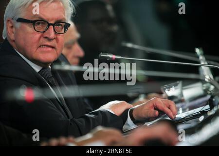 (151104) -- BERLINO, 04 novembre 2015 -- il ministro degli Esteri tedesco Frank-Walter Steinmeier partecipa a una conferenza stampa a Berlino, in Germania, il 4 novembre 2015. Mercoledì il ministro degli Esteri tedesco Frank-Walter Steinmeier ha annunciato che la Germania avrebbe fornito ulteriori 75 milioni di euro (81,4 milioni di dollari) in aiuti ai rifugiati. GERMANIA-BERLINO-RIFUGIATI-STEINMEIER Zhangxfan PUBLICATIONxNOTxINxCHN Berlino 04 novembre 2015 i ministri degli Esteri tedeschi Frank Walter Stein Meier partecipano a una conferenza stampa a Berlino Germania IL 4 novembre 2015 i ministri degli Esteri tedeschi Frank Walter Stein Meier hanno annunciato mercoledì Thatcher G. Foto Stock