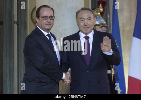 (151105) -- PARIGI, 5 novembre 2015 -- il presidente francese Francois Hollande (L) stringe la mano al presidente kazako Nursultan Nazarbayev prima di una riunione all'Elysee Palace a Parigi, in Francia, 5 novembre 2015. ) FRANCIA-PARIGI-KAZAKISTAN-PRESIDENTE-VISITA THEOxDUVAL PUBLICATIONxNOTxINxCHN Parigi 5 novembre 2015 il presidente francese Francois Hollande l Shakes Hands with Kazakh President Nursultan Nazarbayev prima di un incontro AL Palazzo Elysee a Parigi Francia 5 novembre 2015 Francia Parigi Kazakistan President visit TheoxDuval PUBLICATIONXNOTxINxCHN Foto Stock