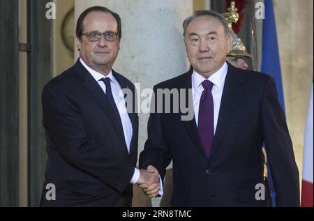 (151105) -- PARIGI, 5 novembre 2015 -- il presidente francese Francois Hollande (L) stringe la mano al presidente kazako Nursultan Nazarbayev prima di una riunione all'Elysee Palace a Parigi, in Francia, 5 novembre 2015. ) FRANCIA-PARIGI-KAZAKISTAN-PRESIDENTE-VISITA THEOxDUVAL PUBLICATIONxNOTxINxCHN Parigi 5 novembre 2015 il presidente francese Francois Hollande l Shakes Hands with Kazakh President Nursultan Nazarbayev prima di un incontro AL Palazzo Elysee a Parigi Francia 5 novembre 2015 Francia Parigi Kazakistan President visit TheoxDuval PUBLICATIONXNOTxINxCHN Foto Stock