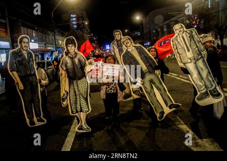 I manifestanti marciano attraverso il centro della città con immagini di parenti scomparsi in commemorazione della giornata internazionale dei detenuti scomparsi in tempi di dittatura militare nel 1973. Giornata internazionale dei detenuti scomparsi dopo il colpo di stato del 1973, questo 30 agosto i parenti si sono riuniti per commemorare il giorno dopo il 50° anniversario del colpo di stato del dittatore Augusto Pinochet contro il governo di Salvador Allende, dove hanno svolto pratiche di sparizione forzata senza risposte fino ad oggi. Foto Stock