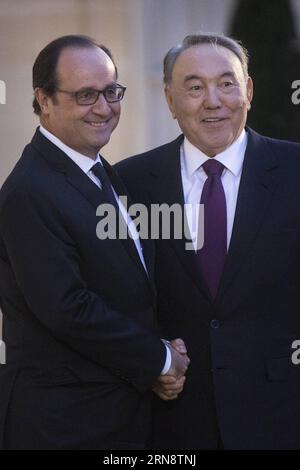 (151105) -- PARIGI, 5 novembre 2015 -- il presidente francese Francois Hollande (L) stringe la mano al presidente kazako Nursultan Nazarbayev prima di una riunione all'Elysee Palace a Parigi, in Francia, 5 novembre 2015. ) FRANCIA-PARIGI-KAZAKISTAN-PRESIDENTE-VISITA THEOxDUVAL PUBLICATIONxNOTxINxCHN Parigi 5 novembre 2015 il presidente francese Francois Hollande l Shakes Hands with Kazakh President Nursultan Nazarbayev prima di un incontro AL Palazzo Elysee a Parigi Francia 5 novembre 2015 Francia Parigi Kazakistan President visit TheoxDuval PUBLICATIONXNOTxINxCHN Foto Stock