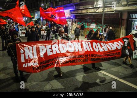 I manifestanti marciano attraverso il centro della città con uno striscione in commemorazione della giornata internazionale dei detenuti scomparsi in tempi di dittatura militare nel 1973. Giornata internazionale dei detenuti scomparsi dopo il colpo di stato del 1973, questo 30 agosto i parenti si sono riuniti per commemorare il giorno dopo il 50° anniversario del colpo di stato del dittatore Augusto Pinochet contro il governo di Salvador Allende, dove hanno svolto pratiche di sparizione forzata senza risposte fino ad oggi. (Foto di Cristobal Basaure Araya/SOPA Images/Sipa USA) Foto Stock