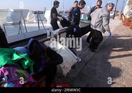 (151106) -- ATENE, 6 novembre 2015 -- i membri della guardia costiera greca trasportano il corpo di un rifugiato lavato fino alla spiaggia di Lesbo a Molyvos, Grecia, 6 novembre 2015. ) GRECIA-MOLYVOS-REFUGEE MariosxLolos PUBLICATIONxNOTxINxCHN Atene 6 novembre 2015 i membri della Guardia Costiera greca portano il corpo di un rifugiato lavato fino alla spiaggia di Lesbo a Molyvos Grecia 6 novembre 2015 Grecia Molyvos Refugee MariosxLolos PUBLICATIONxNOTxINxCHN Foto Stock