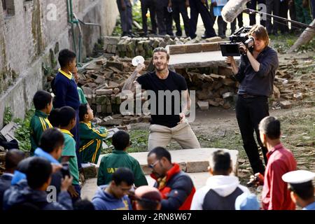 (151106) -- KATHMANDU, 6 novembre 2015 -- la star del calcio inglese David Beckham gioca a ping pong con gli studenti della Shree Padma Higher Secondary School durante la sua visita a Bhaktapur, Nepal, per la partita di beneficenza per raccogliere fondi per il Fondo delle Nazioni Unite per l'infanzia (UNICEF), 6 novembre 2015. ) NEPAL-KATHMANDU-CHARITY FOOTBALL MATCH-DAVID BECKHAM PratapxThapa PUBLICATIONxNOTxINxCHN Kathmandu 6 novembre 2015 English Soccer Star David Beckham GIOCA A ping pong con gli studenti della Shree Padma Higher Secondary School durante la sua visita a Bhaktapur Nepal per la partita di beneficenza per raccogliere fondi per l'U Foto Stock