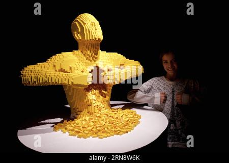 (151106) -- ROMA, 6 novembre 2015 -- Un visitatore scatta una foto con Yellow, un'opera dell'artista americano Nathan Sawaya, alla mostra The Art of the Brick a Roma, Italia, il 6 novembre 2015. La mostra, che ha avuto inizio venerdì e durerà fino al prossimo febbraio, presenta circa 70 opere d'arte contemporanea create dall'artista americano Nathan Sawaya con mattoni LEGO. ) ITALY-ROME-ART-EXHIBITION-LEGO JinxYu PUBLICATIONxNOTxINxCHN Roma Nov 6 2015 a Visitor takes a Photo with Yellow to ArtWork dell'artista americano Nathan Sawaya ALLA mostra The Art of the Brick a Roma Italia IL 6 novembre 2015 Foto Stock